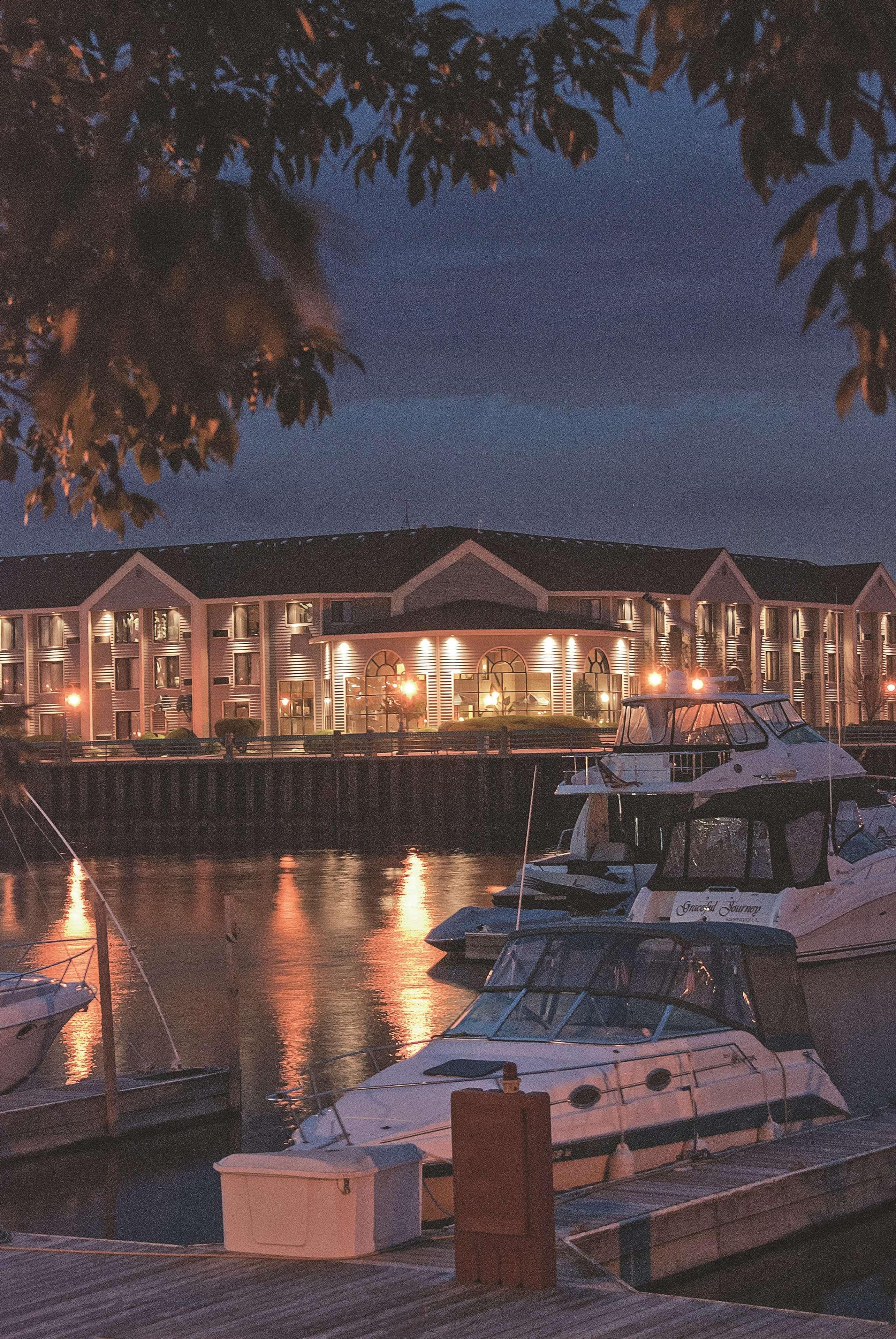 Doubletree By Hilton Racine Harbourwalk Hotel Exterior foto